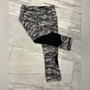 Lululemon black/white leggings size:8